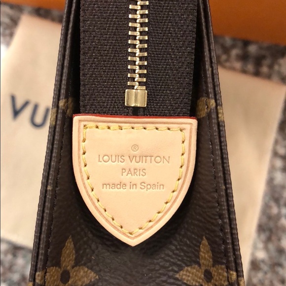 ❤️SOLD❤️ LV Toiletry pouch 19 - Picture 2 of 5